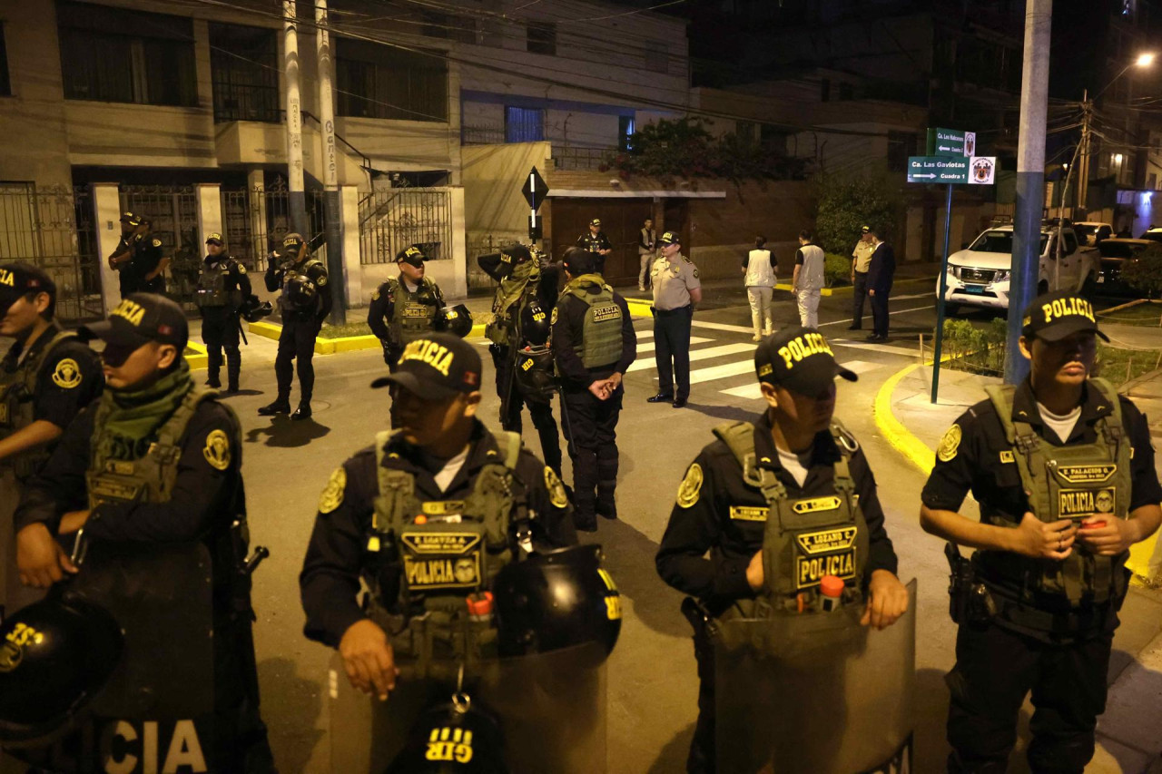 Allanamiento en la casa de Dina Boluarte. Foto: EFE