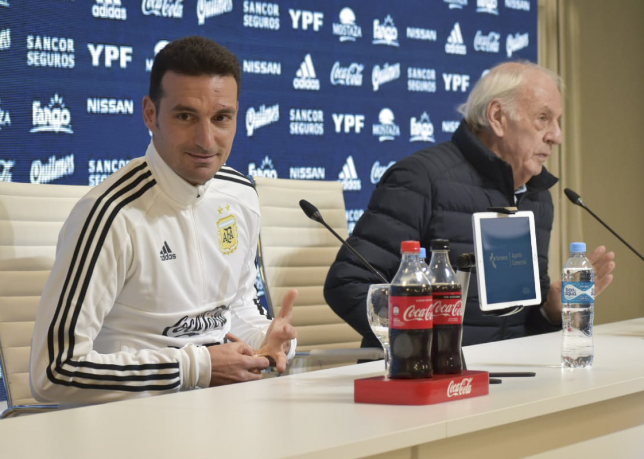 César Luis Menotti junto a Lionel Scaloni. Foto: NA.