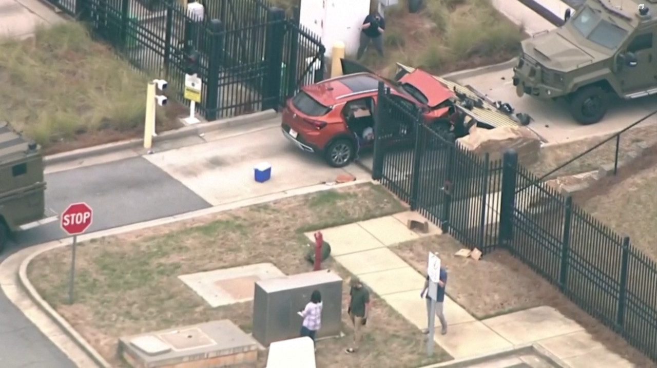 Un auto impactó contra la puerta de ingreso de la sede del FBI en Atlanta. Foto:  Captura Reuters.