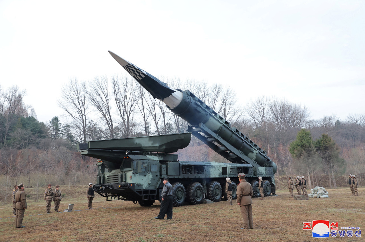 Corea del Norte lanzó un misil balístico al mar de Japón. Foto: Reuters.