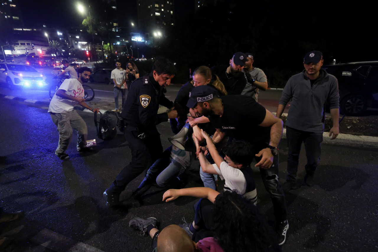 Protesta en la Knéset israelí de familiares de rehenes. Foto: Reuters.