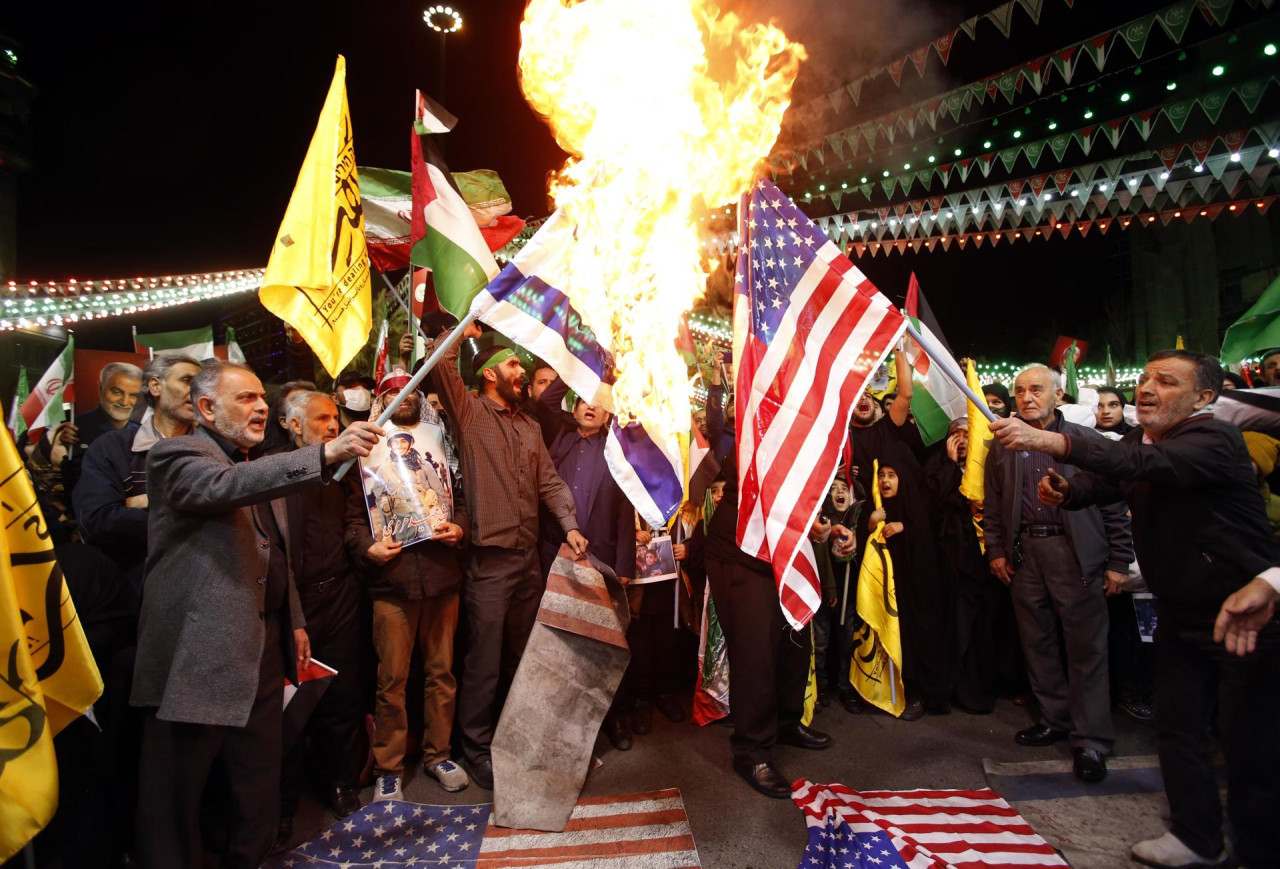 Iraníes queman banderas de Israel y Estados Unidos durante una manifestación en Teherán, Irán. Efe