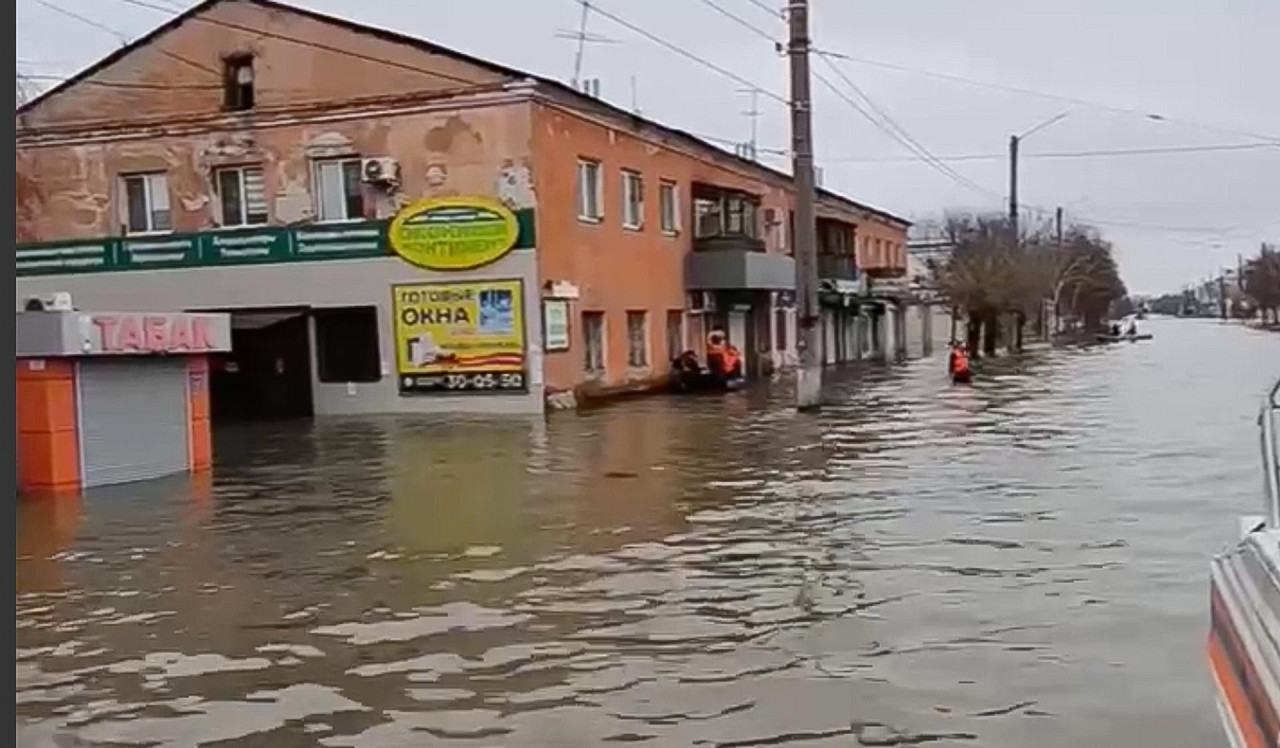 Inundaciones provocadas por la crecida del río Ural y la rotura de un dique de contención. Rusia, EFE.