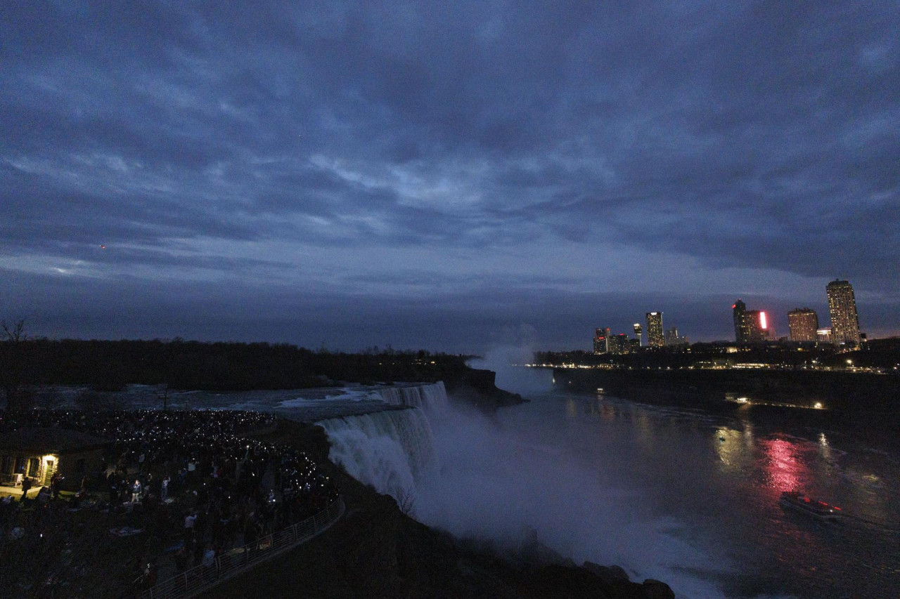 El eclipse solar desde las cataratas del Niágara. Foto: EFE.