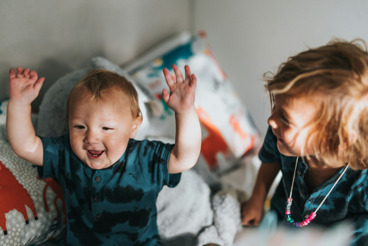 Según los expertos, el colecho ayuda al desarrollo cerebral de los niños. Foto: Unsplash.