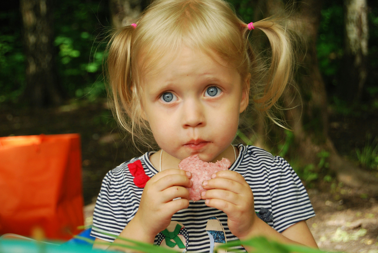 Niños, alimentación. Foto: Unsplash.