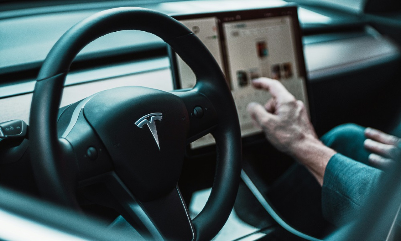 Tesla, vehículo eléctrico. Foto: Unsplash.