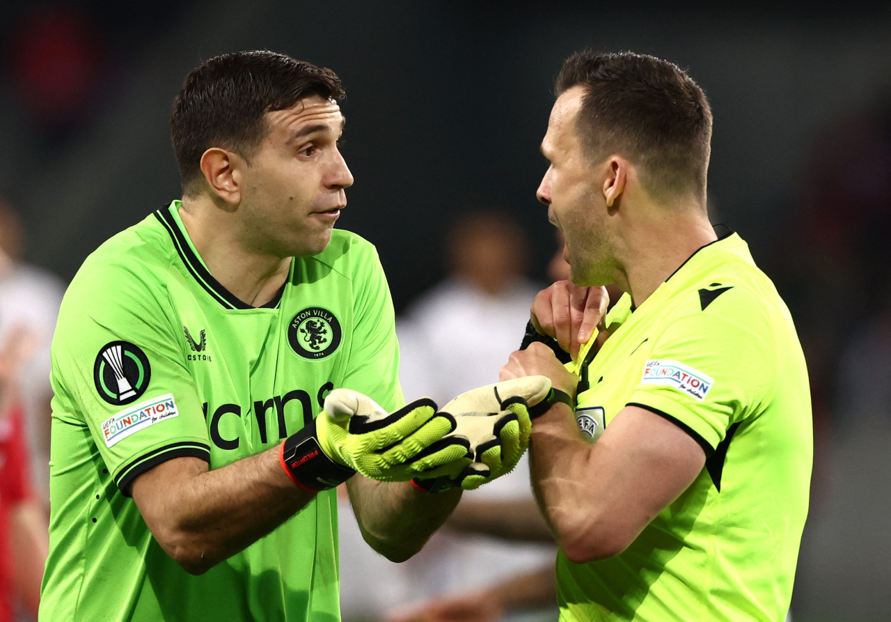 Dibu Martínez con el árbitro del duelo entre Lille y Aston Villa por la Europa League. Foto: REUTERS.