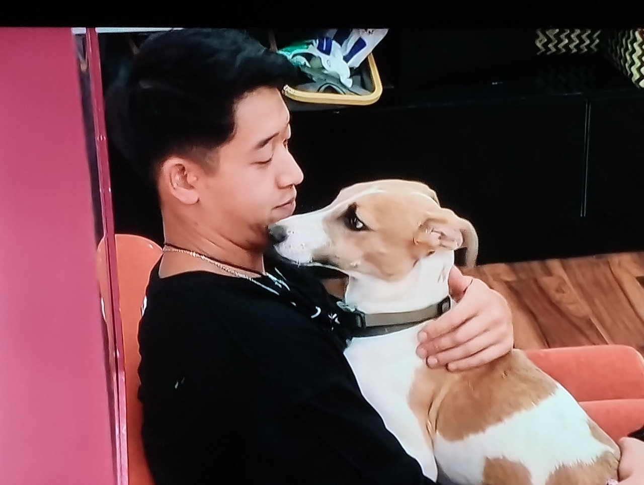 Arturo, perro rescatado, junto a Martín Kun en la casa de Gran Hermano.