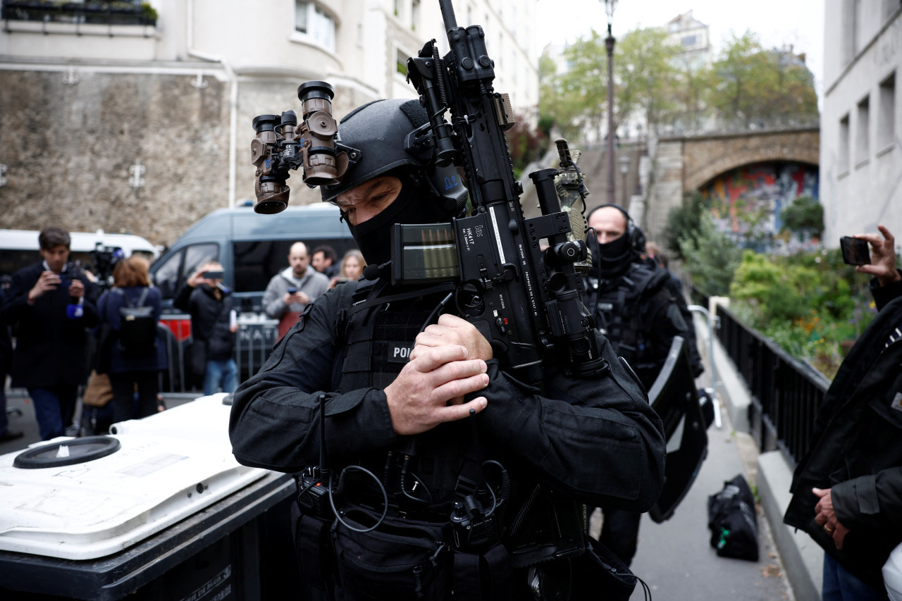 Policía de Francia en los alrededores del Consulado de Irán en París. Foto: REUTERS.