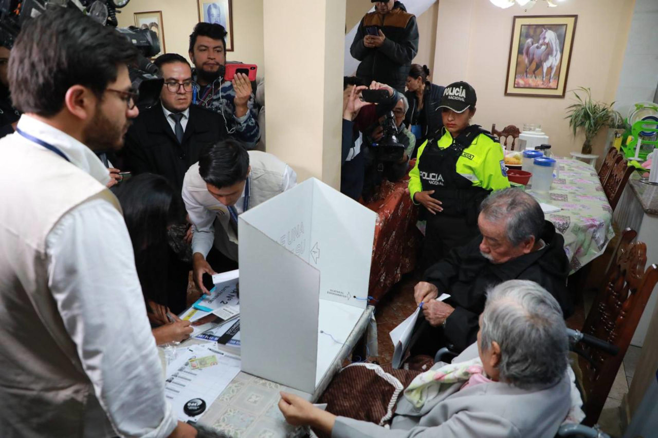 Algunas personas ya comenzaron a votar en Ecuador. Foto: EFE.