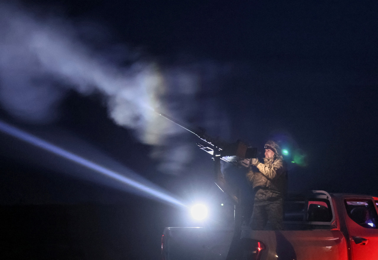 Militar ucraniano utilizando sistemas de defensa antiaérea. Foto: Reuters.