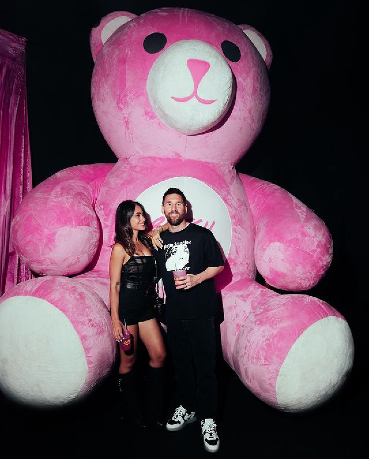 Antonela Roccuzzo y Lionel Messi en la Bresh. Foto: Instagram.