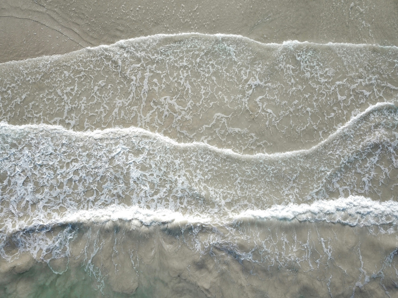 Mar, océano, agua, espuma. Foto Unsplash.