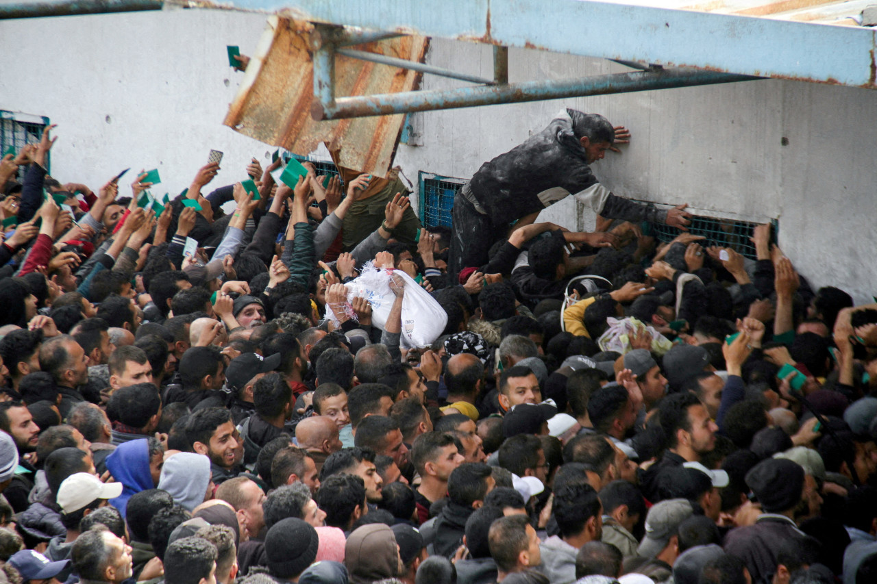 Palestinos en Rafah, al sur de Gaza, pidiendo comida. Foto: Reuters.