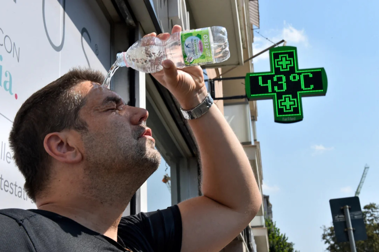 Un hombre se echa agua durante una ola de calor en Turín, Italia. Foto Reuters.