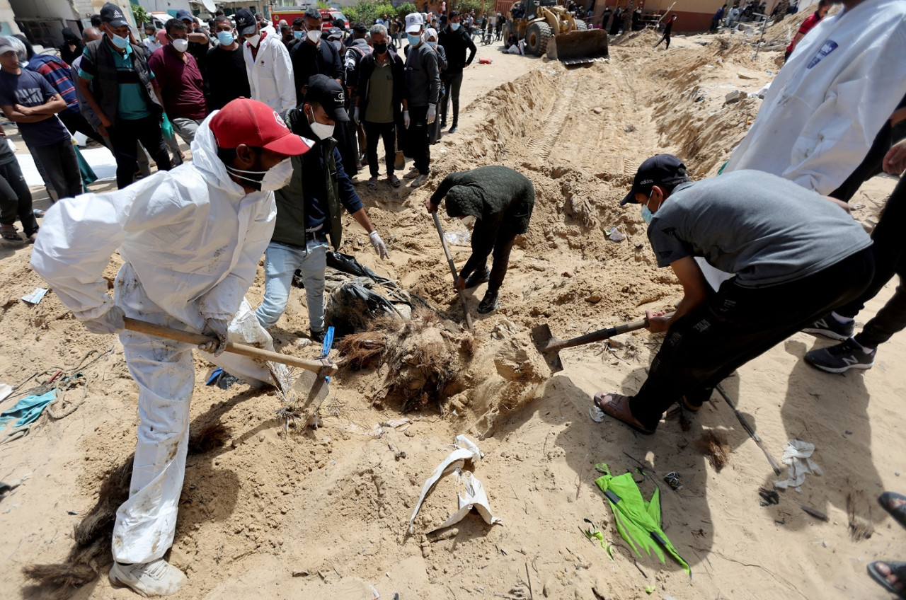 Encuentran una fosa común en Jan Yunis, Franja de Gaza. Foto: Reuters