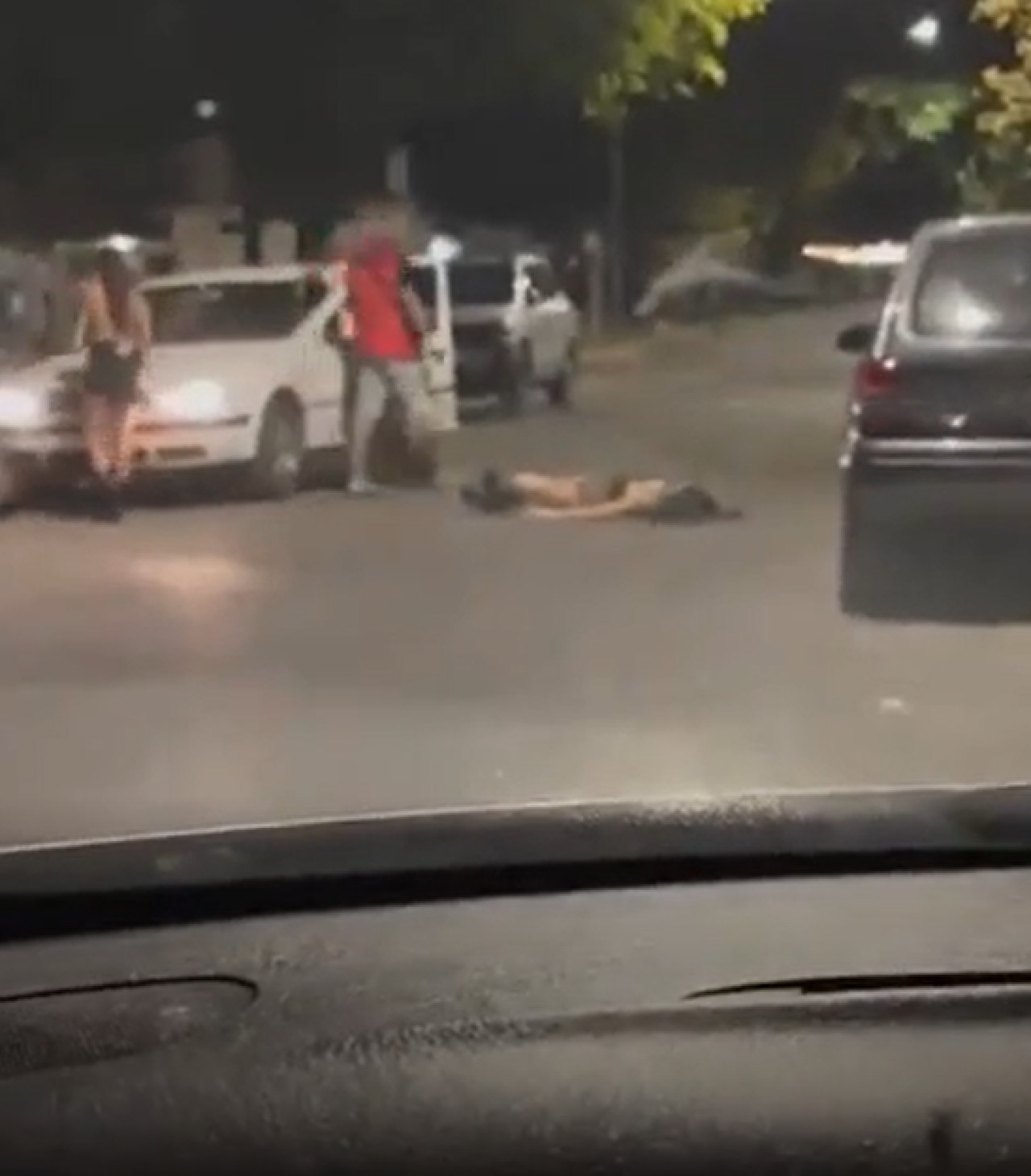 Samira quedó desmayada en plena avenida. Foto: captura video.