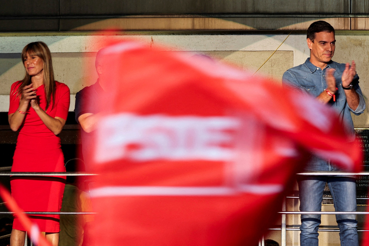 Pedro Sánchez, primer ministro de España, y su esposa, Begoña Gómez. Foto: REUTERS.