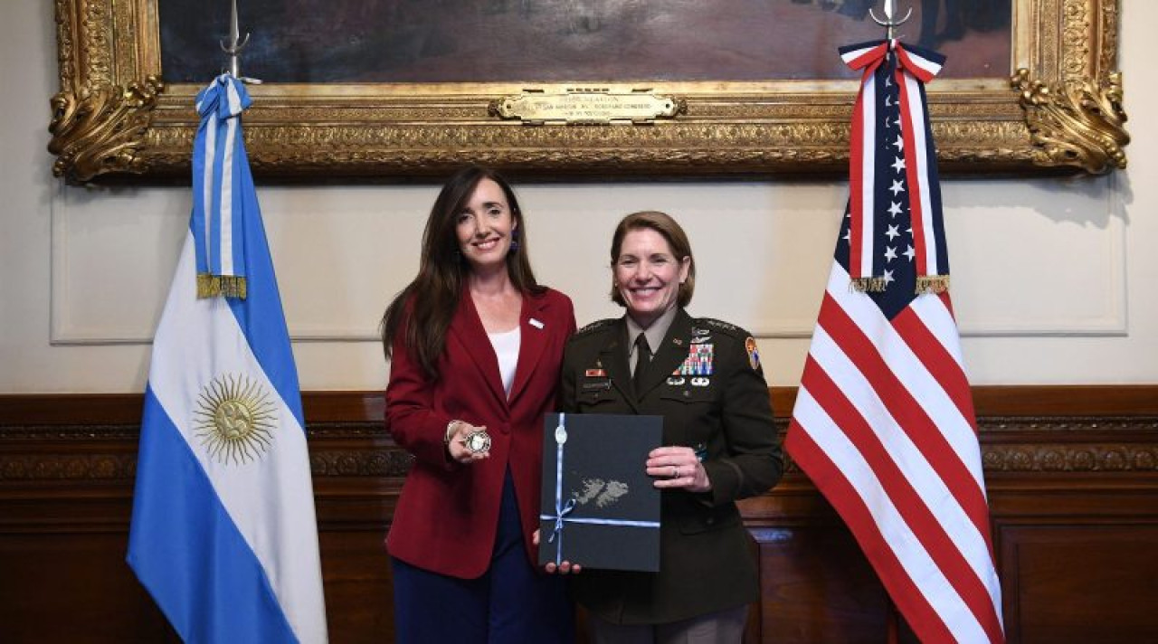 Victoria Villarruel junto a la Comandante del Comando Sur, General Laura Richardson.