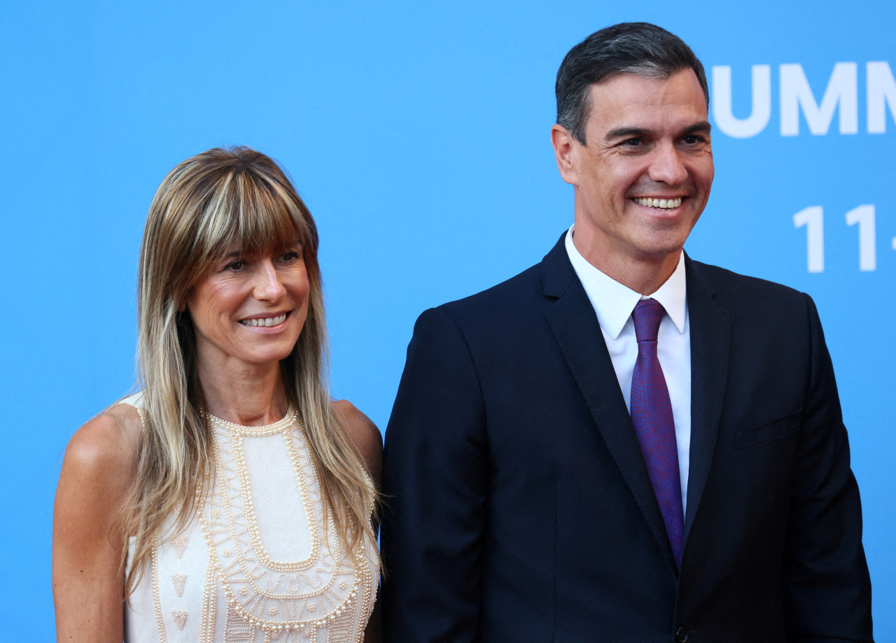 Pedro Sánchez y su esposa, Begoña Gómez. Foto: Reuters.