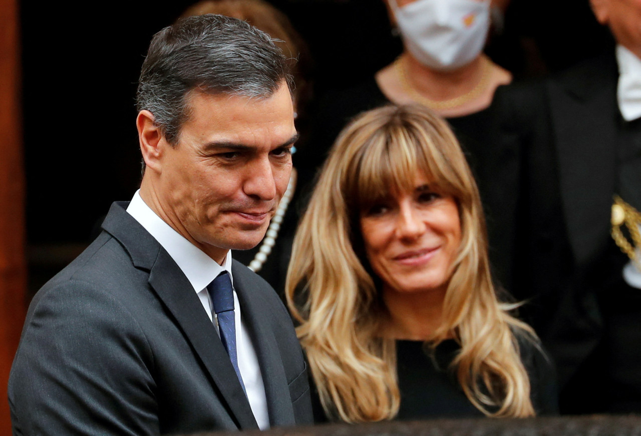 Pedro Sánchez y su esposa, Begoña Gómez. Foto: Reuters.