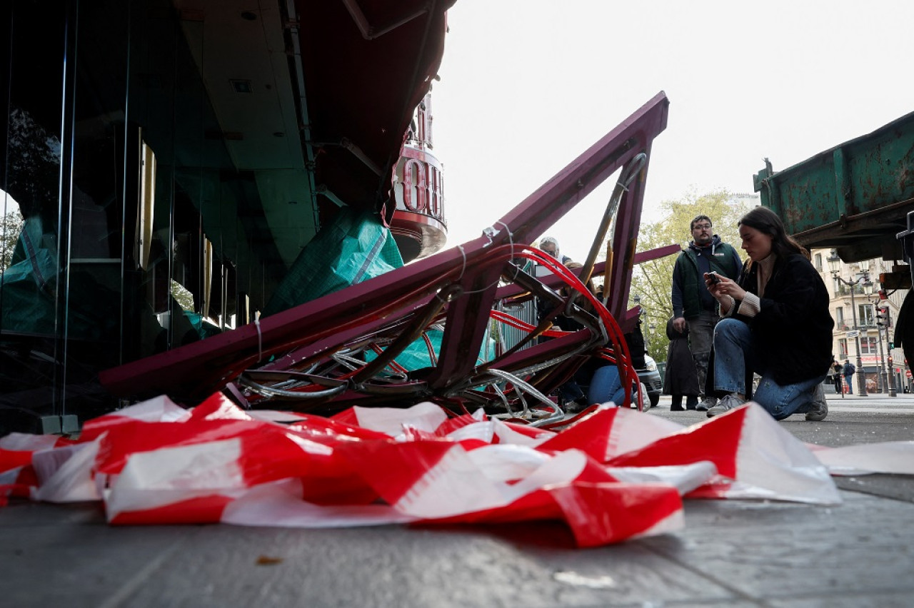 El Moulin Rouge de París perdió sus aspas. Foto: Reuters.