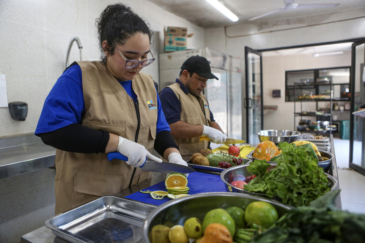 Biólogos preparan fruta para elaborar paletas de hielo para los animales del Zoológico Centenario de México. Foto: EFE.