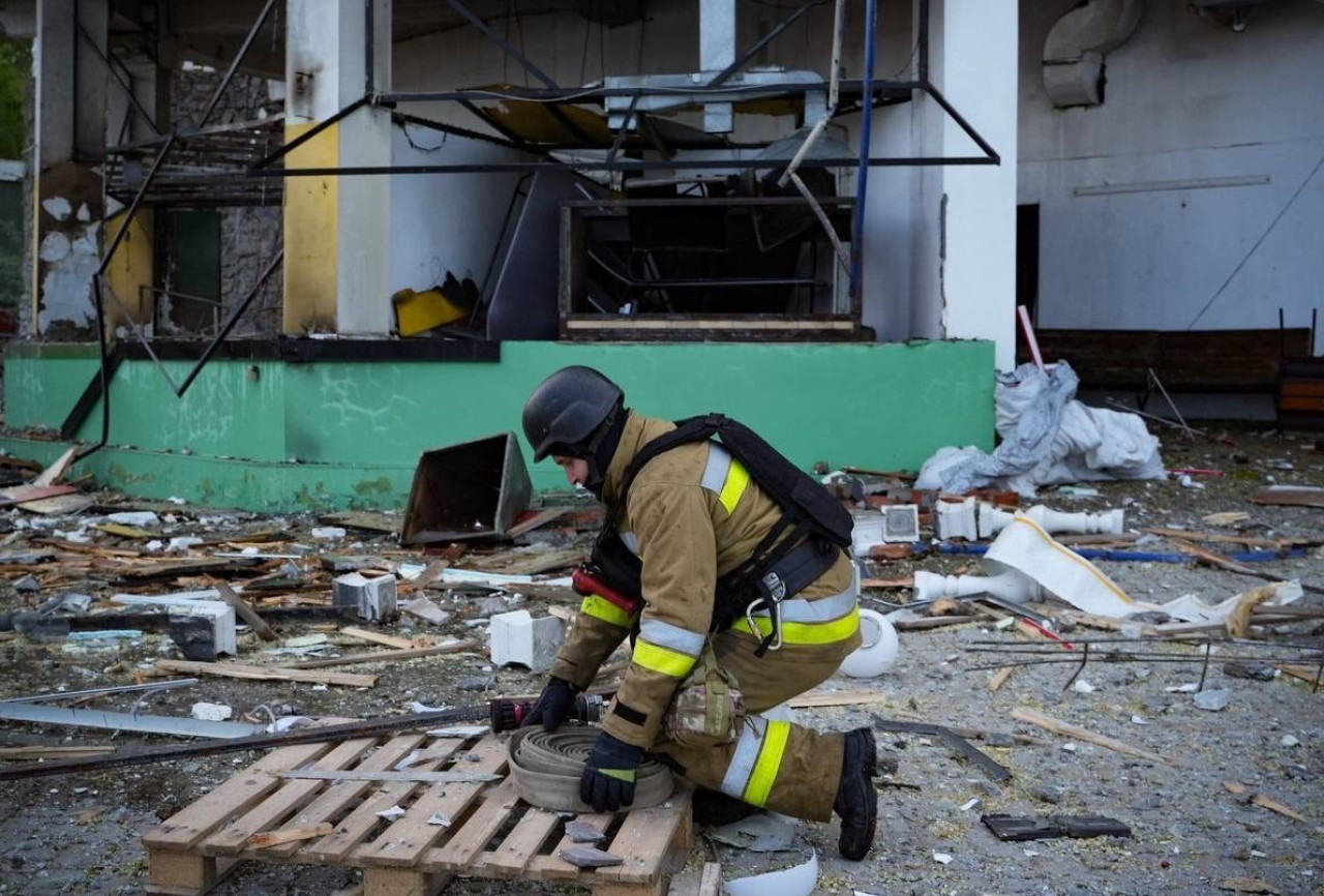 Ataque con drones a un hotel de Mykolaiv, Ucrania. Foto: X @jurgen_nauditt.