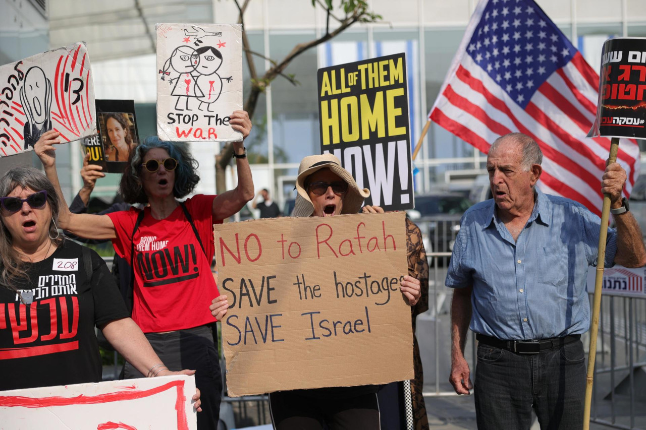 Reclamos por la liberación de rehenes israelíes donde se hospeda Blinken. Foto: EFE.