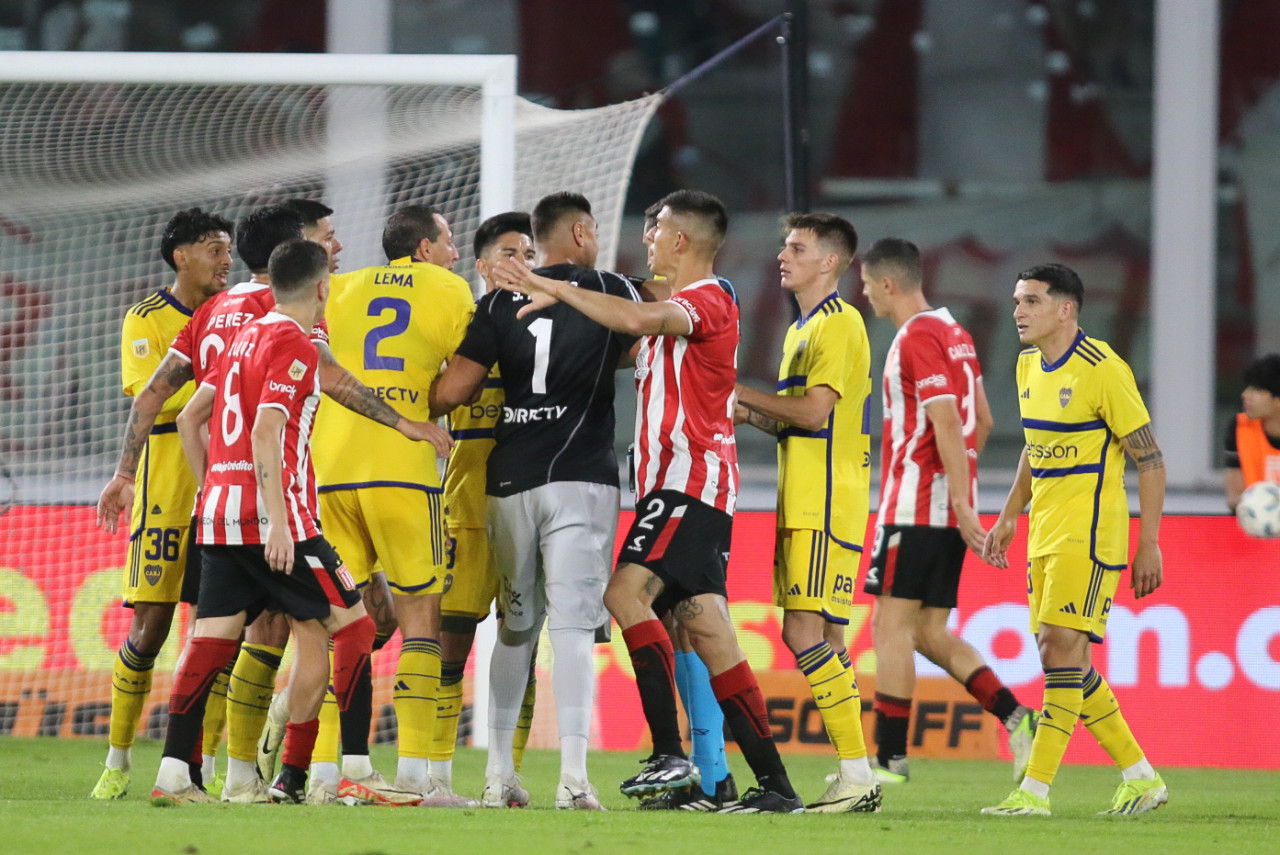 Cristian Lema fue expulsado y generó el penal para Estudiantes. Foto: NA.