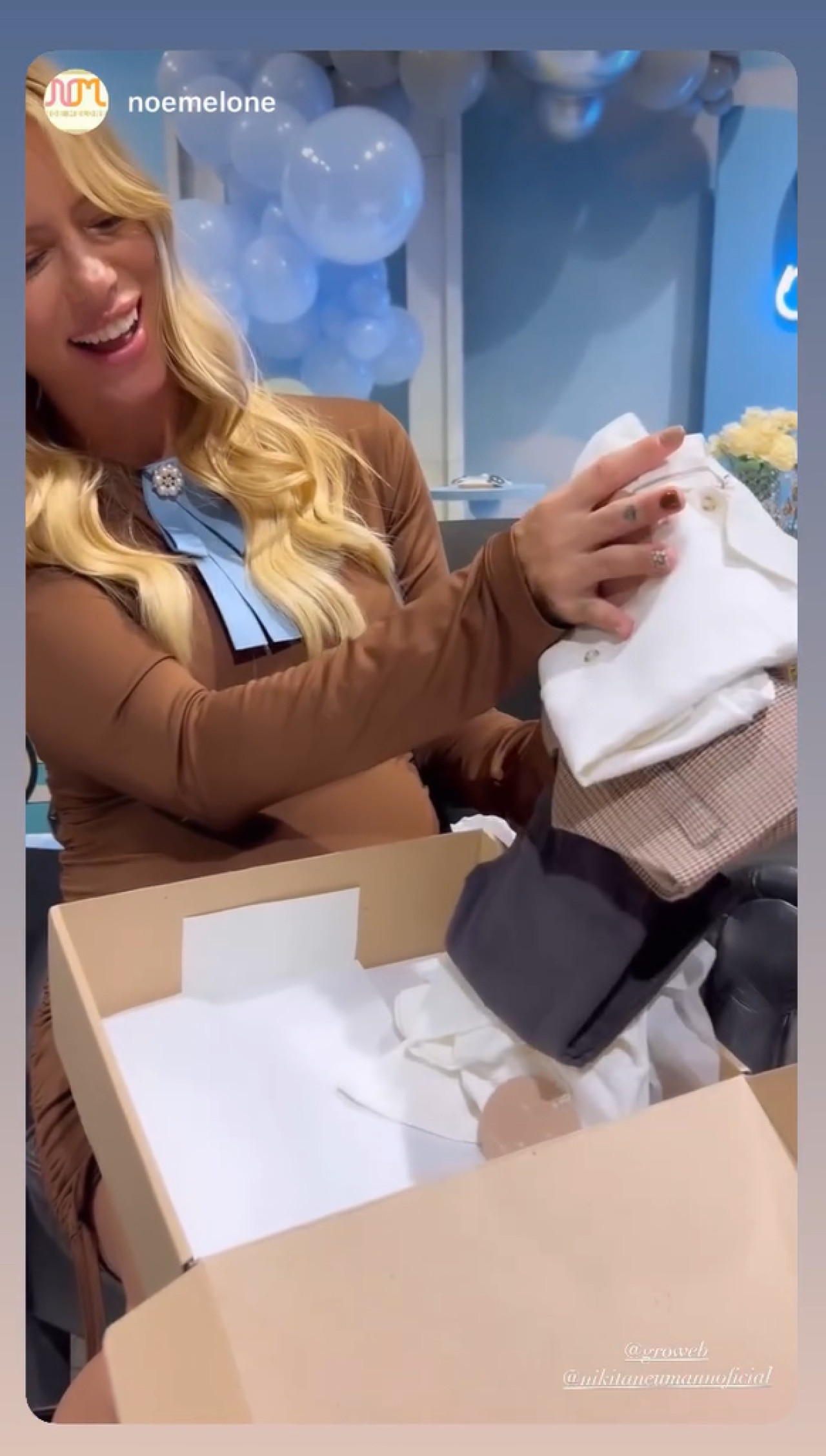 Nicole Neumann abriendo los regalos para su hijo. Foto: captura Instagram.