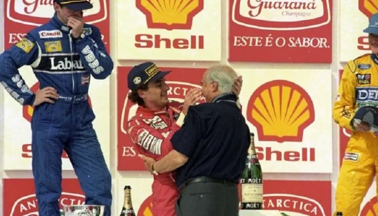 Ayrton Senna y Juan Manuel Fangio, celebrando un triunfo del brasileño. Foto: NA