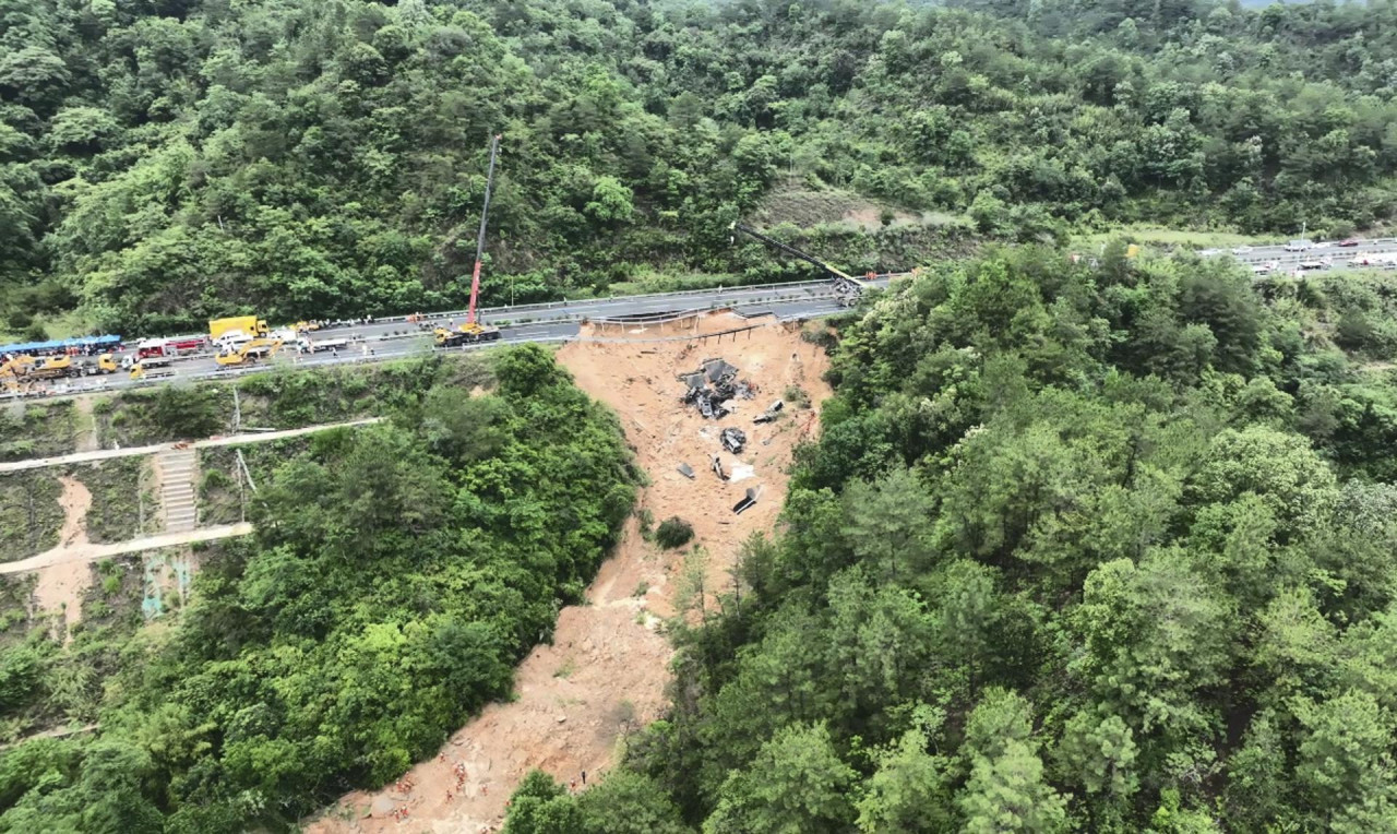 Derrumbe de una autopista en China. Foto: EFE.