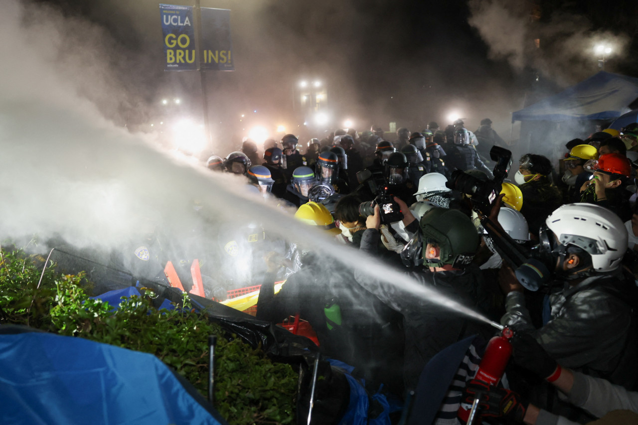 Detenciones y represión en la Universidad de California en Los Angeles. Foto: Reuters.