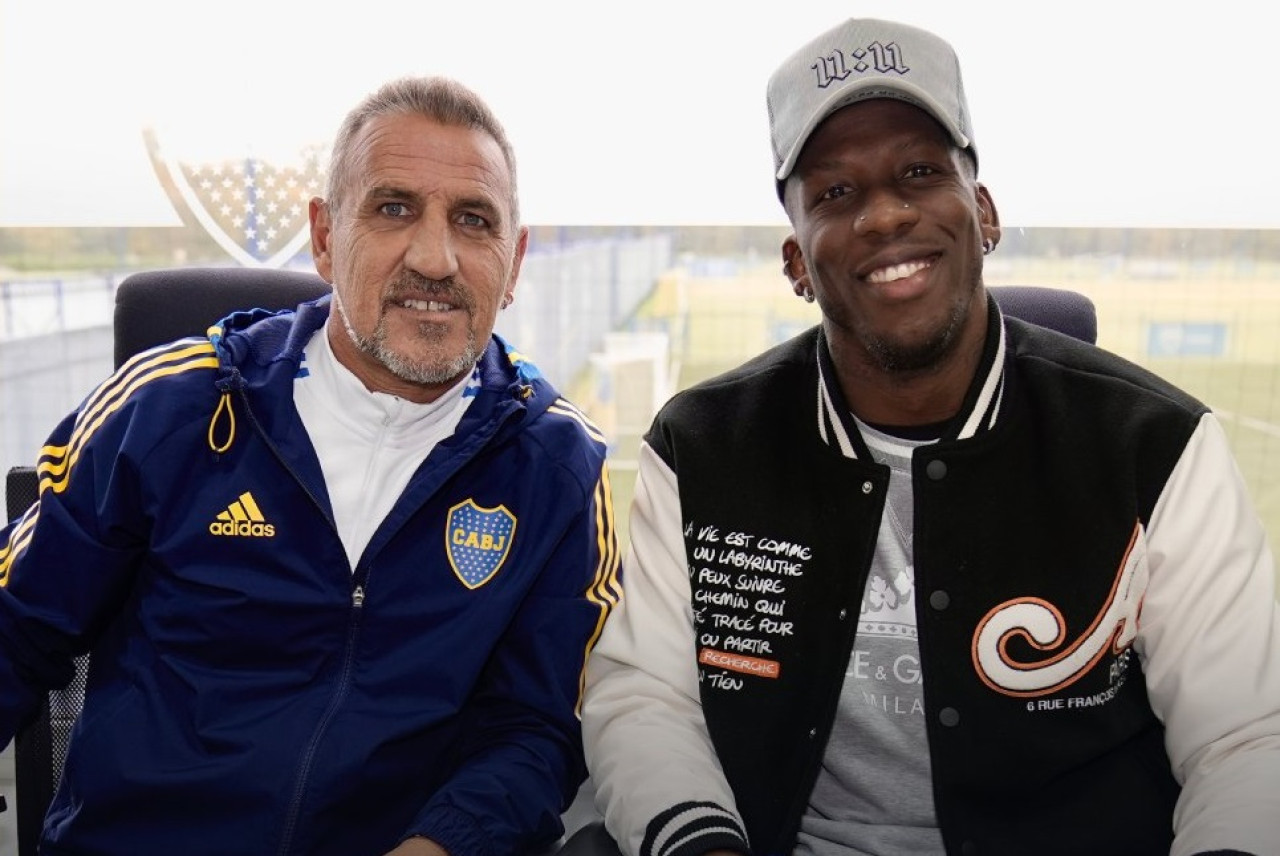 Raúl Cascini junto a Luis Advincula. Foto: X @BocaJrsOficial.