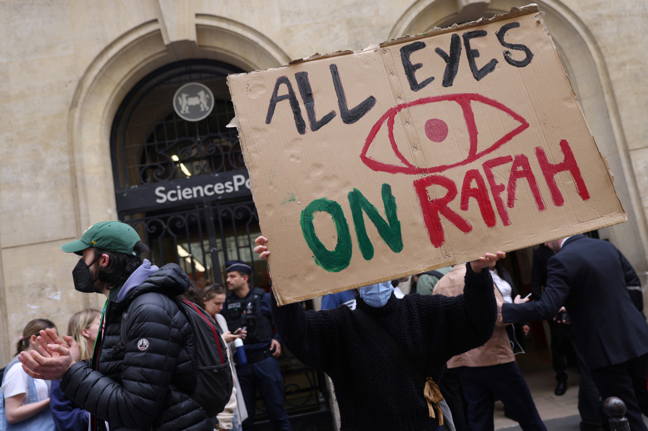 Protestas en la universidad francesa de Science Po por la destrucción en Rafah, Gaza. Foto: Reuters.