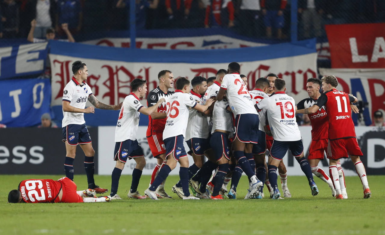 Rodrigo Aliendro quedó tirado en el piso por los fuertes empujones. Foto: Reuters