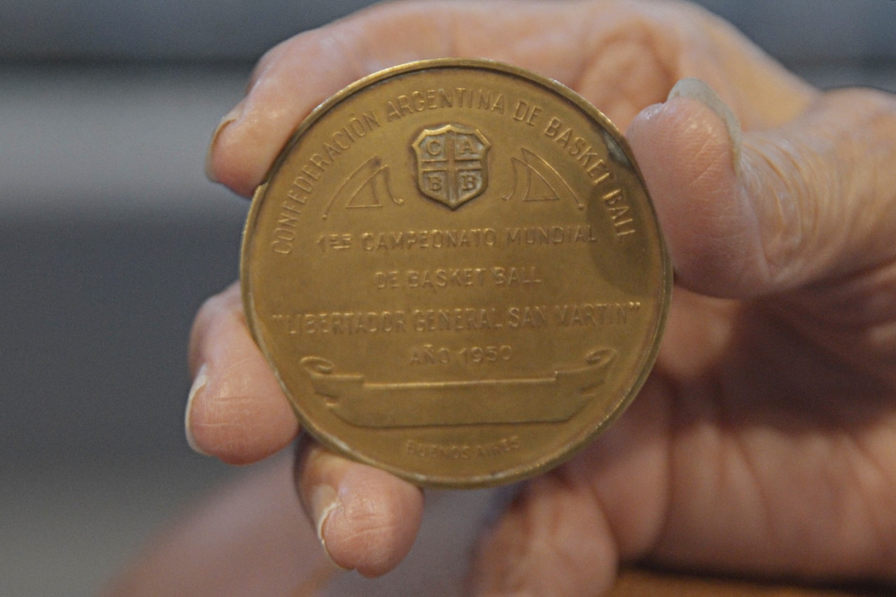 Medalla de campeón del mundo del Mundial de básquet de 1950. Foto: Federico Peretti.