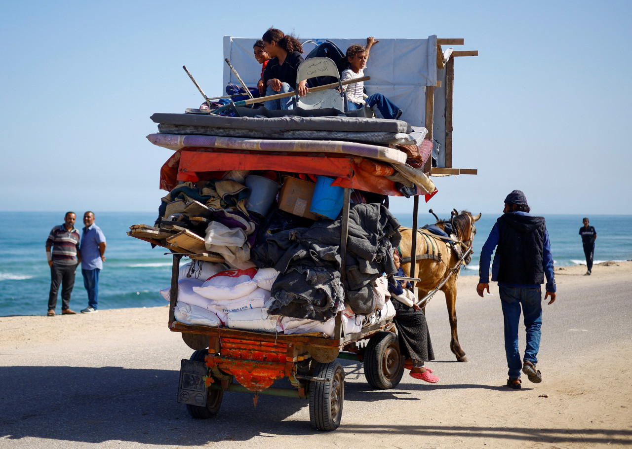 Miles de palestinos evacúan Rafah. Foto: Reuters