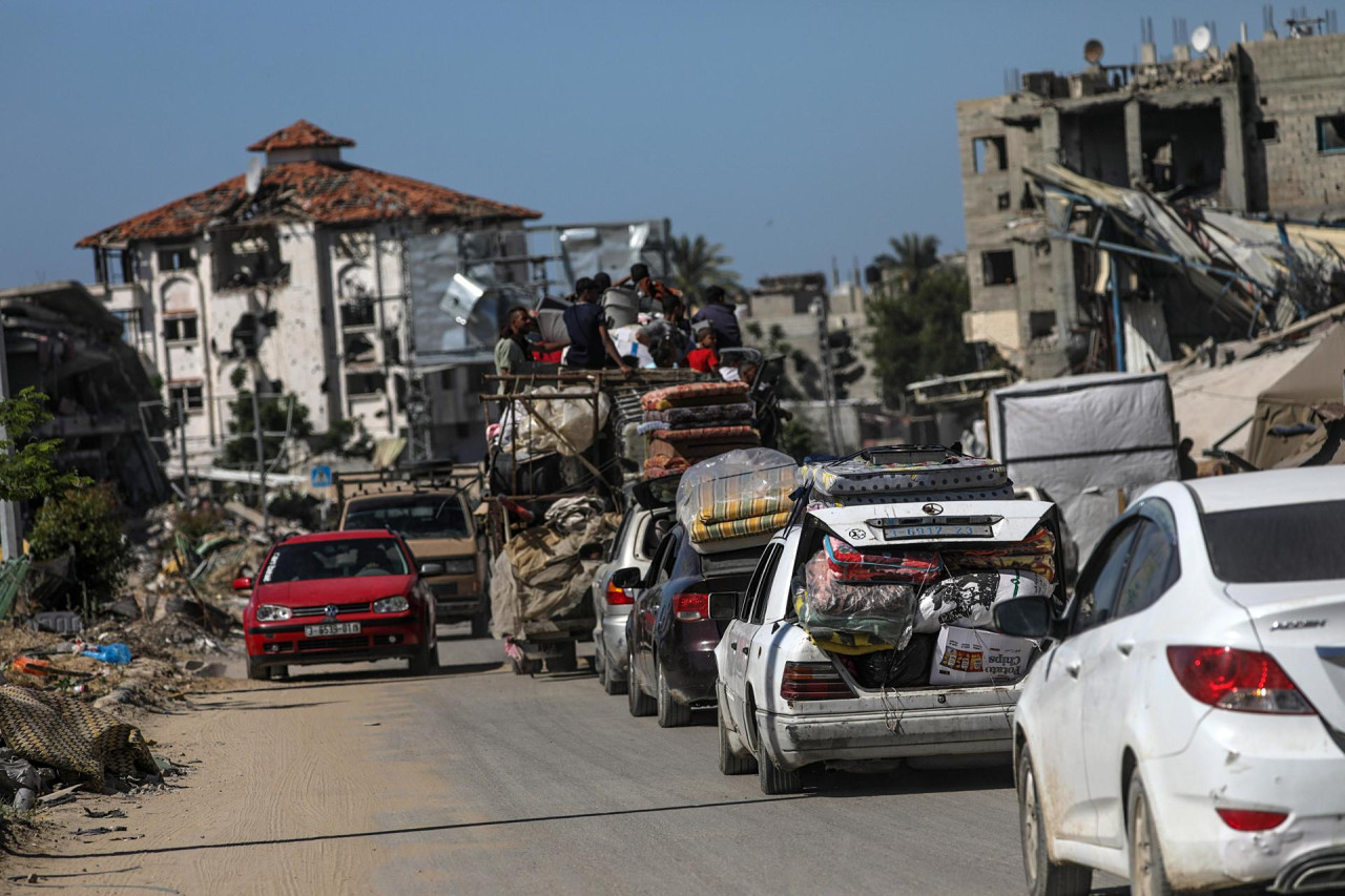 Gazatíes huyen de Rafah. Foto: EFE.