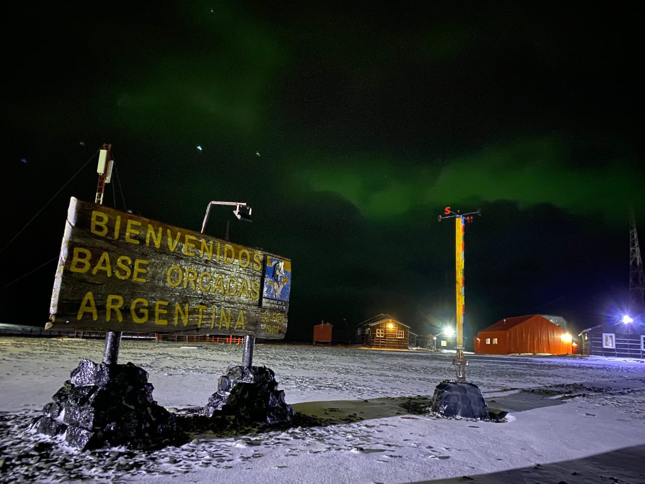 Aurora austral en Base Orcadas. Foto: X @SMN_Argentina