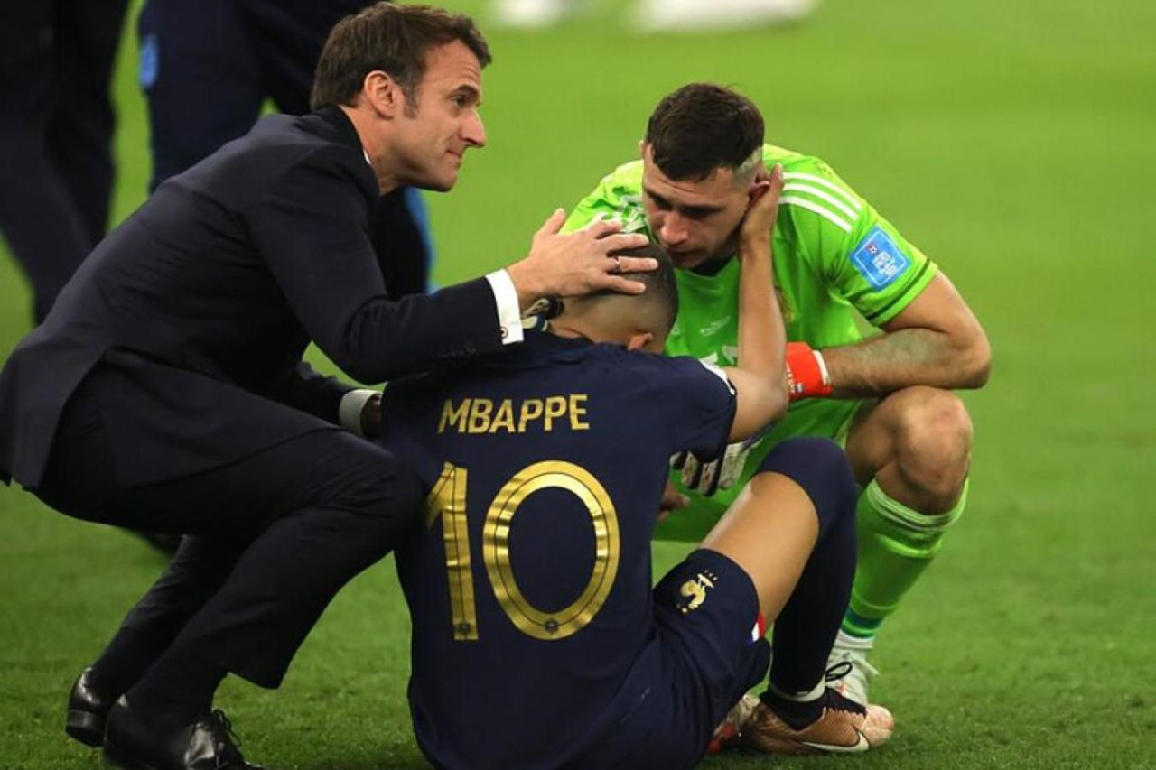 Emmanuel Macron junto a Kylian Mbappé en el Mundial de Qatar.