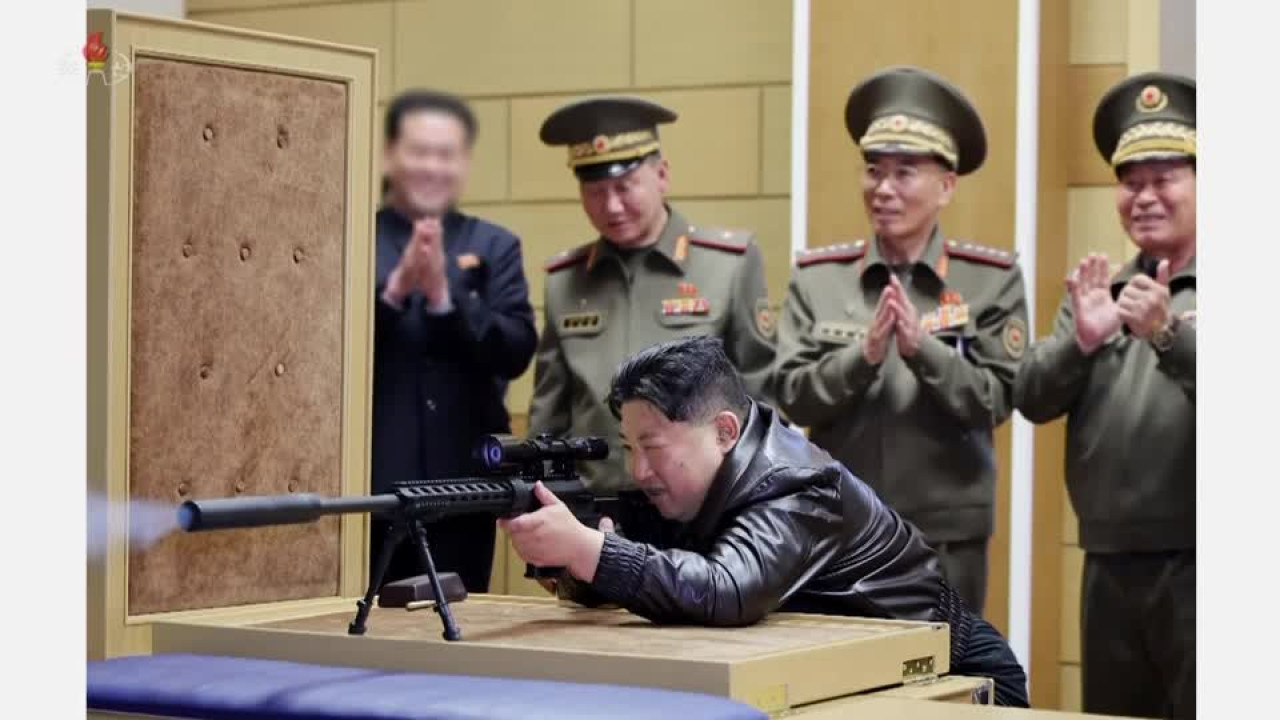 Kim Jong-un visita fábrica de lanzacohetes múltiple. Foto: Reuters.