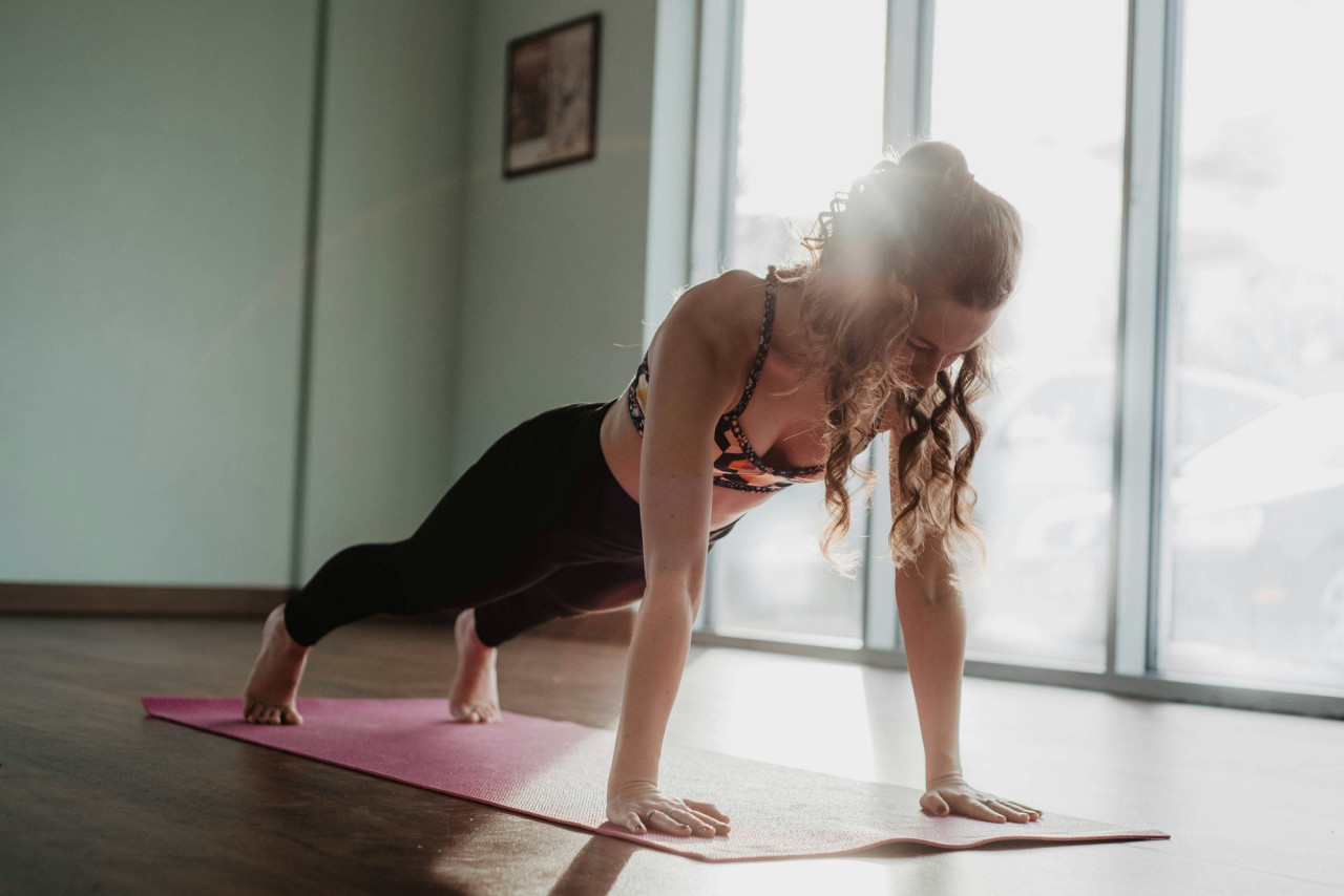 Plancha, entrenamiento, ejercicio. Foto Unsplash.