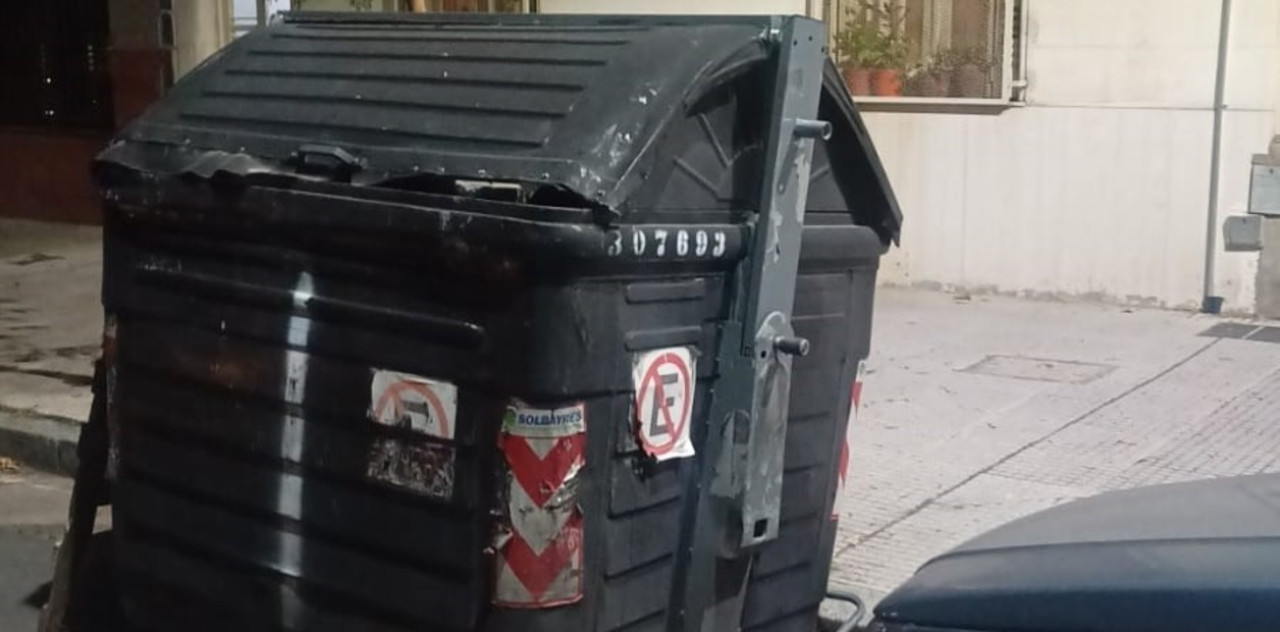 El contenedor donde se halló la caja vacía. Foto: Policía de la Ciudad.