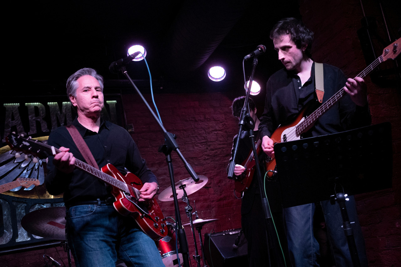 Antony Blinken tocó la guitarra en Ucrania. Foto: Reuters.