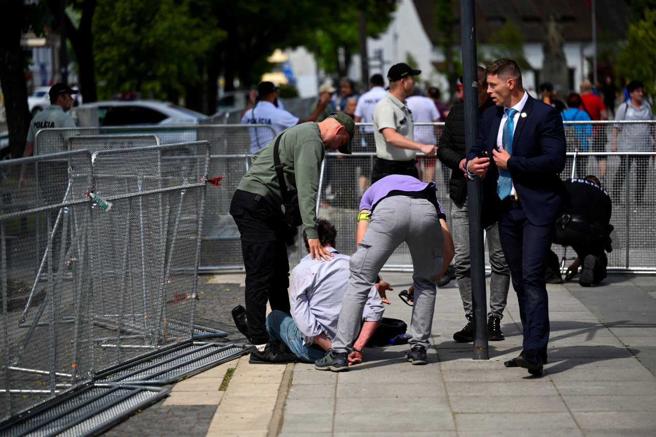 Una persona es detenida tras el tiroteo contra Robert Fico. Foto: Reuters