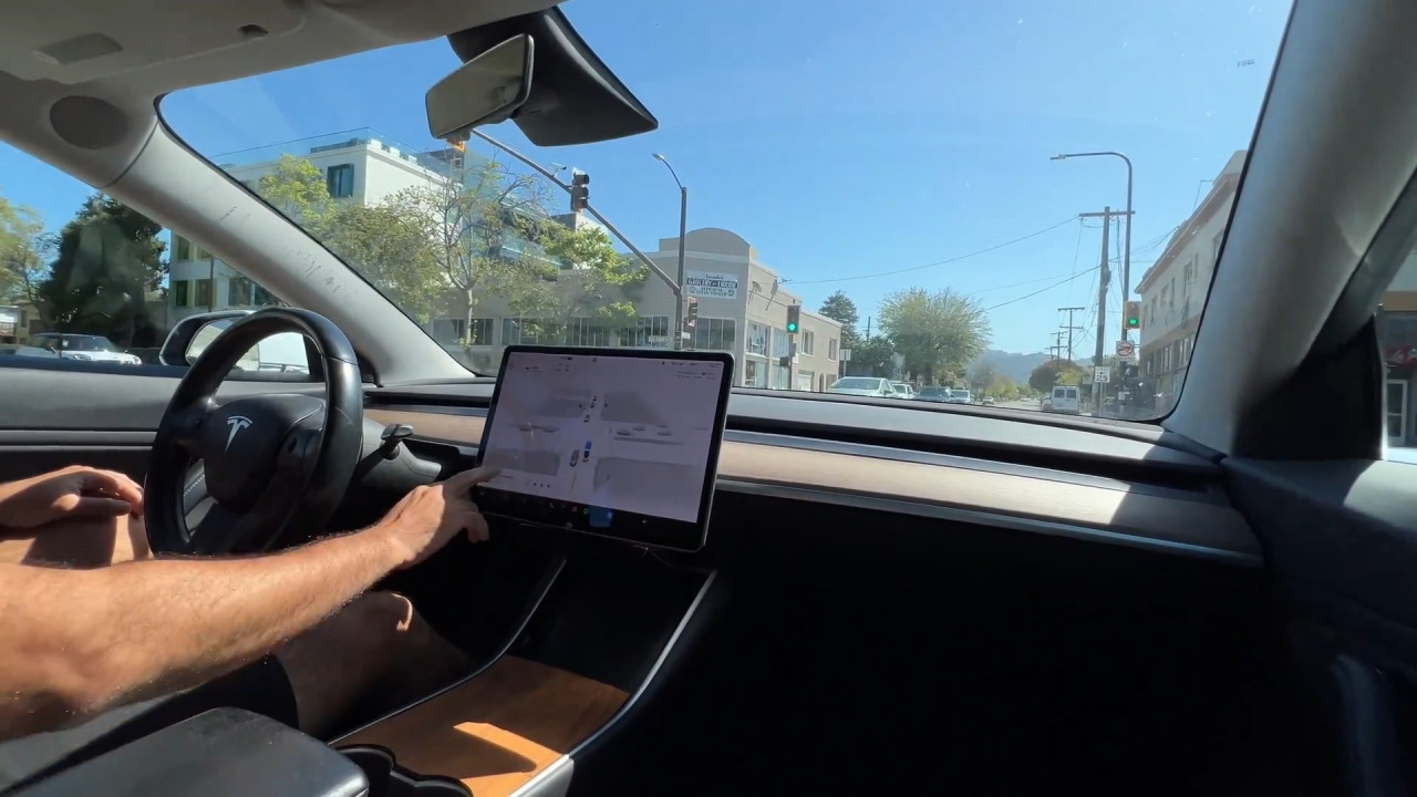 Un Tesla vio a un ciclista antes que su conductor. Foto: captura