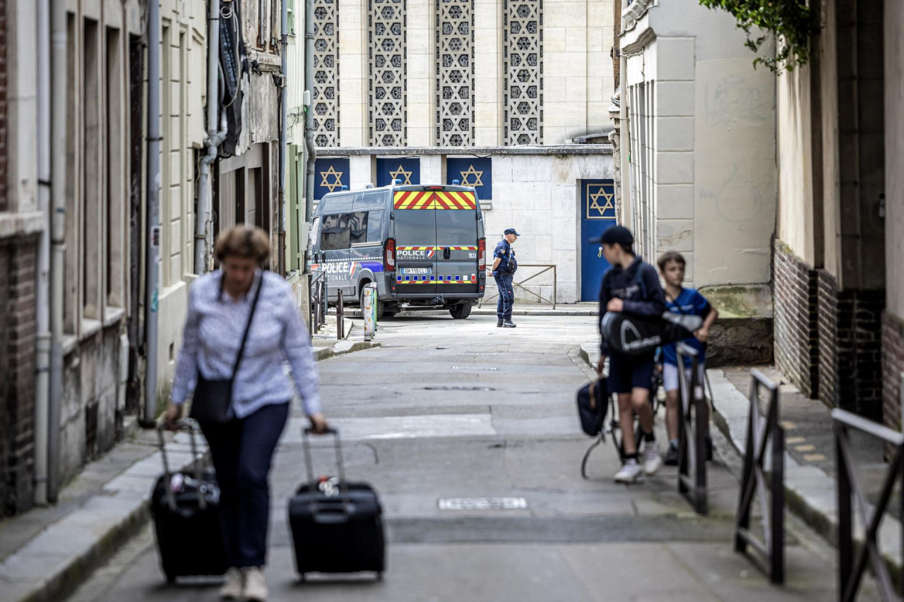 La Policía mata a un hombre armado que quería quemar una sinagoga en el norte de Francia. Foto: EFE.